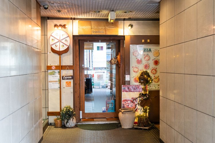 通路の奥にあるあたたかみのある入り口。