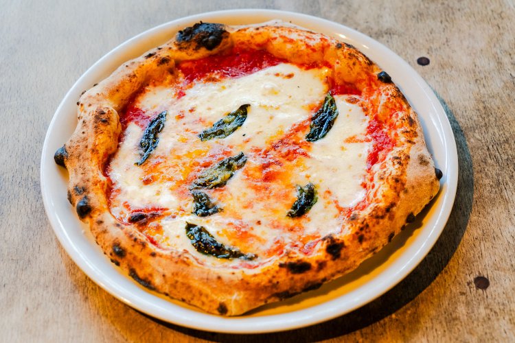 ランチタイムは、マルゲリータを含むピッツァとパスタが全7種類ある。