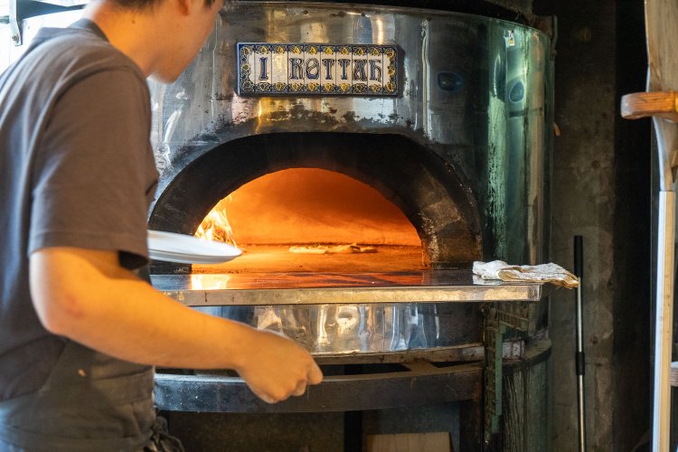 釜の中は400℃以上。作り手は毎年夏になると体重がどんっと減るのだとか。
