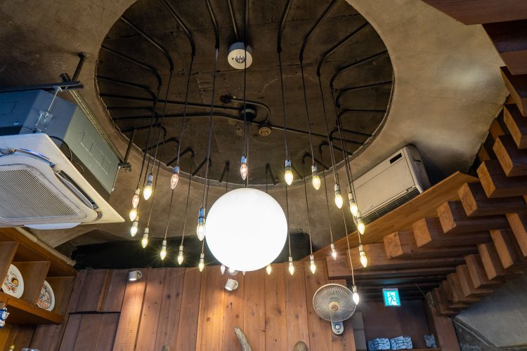 店内はピッツァの薪窯をイメージして、天井部分がドーム状になっている。