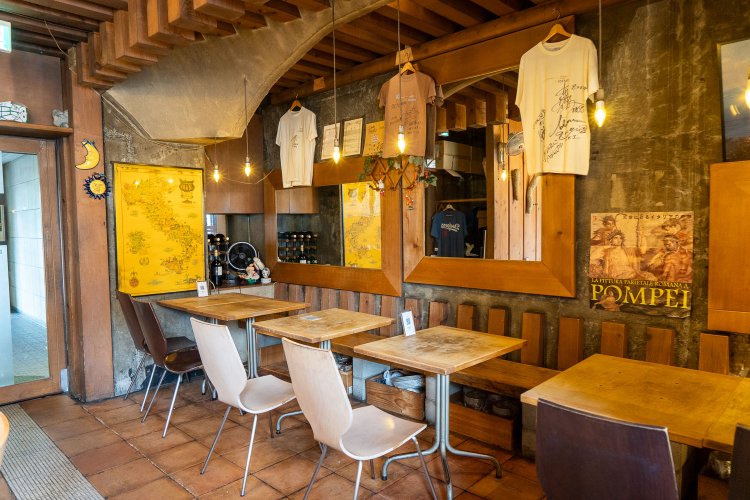 店内に飾られたTシャツのサインは、お客として来ていたアニメ『名探偵コナン』『忍たま乱太郎』の制作チームによるもの。