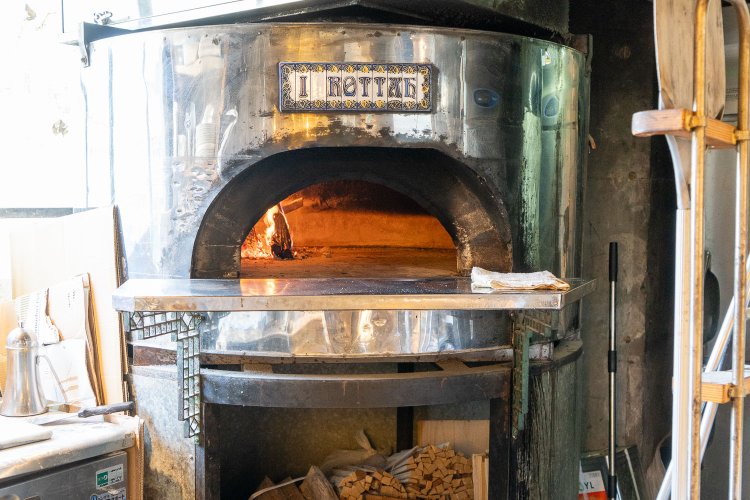 オープンにあたって本場ナポリ製の薪窯を導入。