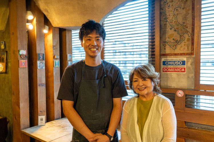 シェフの宮岡遼（みやおかりょう）さんとオーナーの服部公子さん。