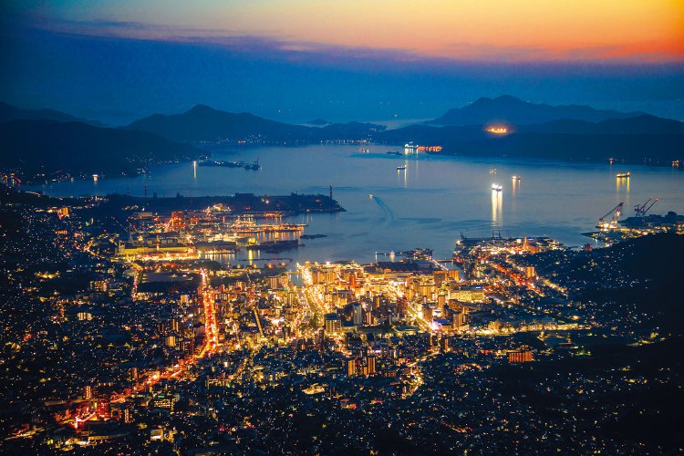 標高737ｍの灰ヶ峰展望台から。呉市街の夜景は、中四国三大夜景の一つ。