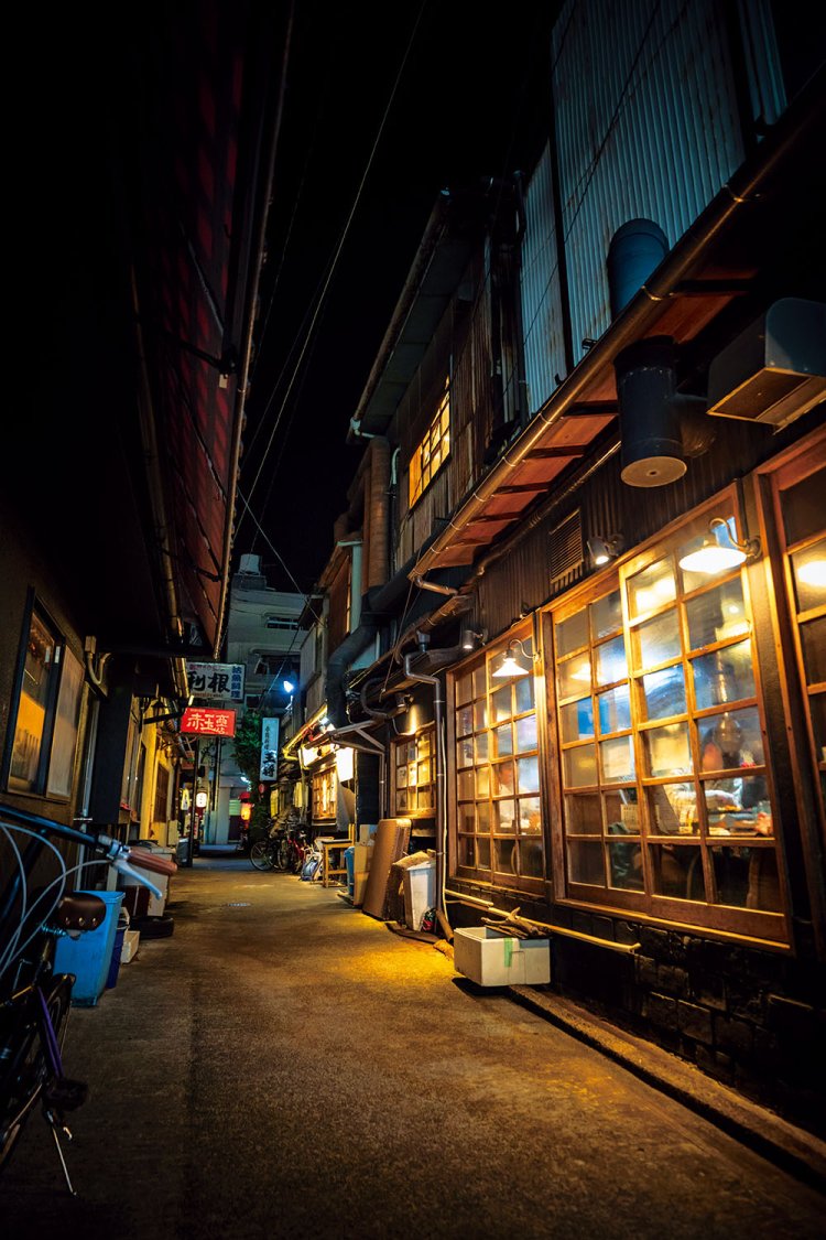 商店街から一歩それると、絵になる昭和な路地があちこちに。