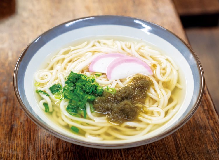 忙しく働く人々が短時間で食べられるようにと考えられた、呉名物の細うどん350円。