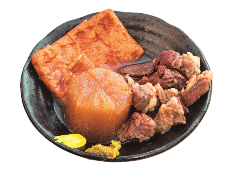 おでんは7種類。右手前のすじ盛り600円。野菜や練り物などは各200円。