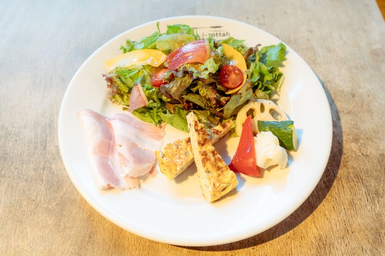 ランチコースの前菜盛り合わせ。取材時はサラダとゆで野菜、フリッタータートリュフ風味、豚バラのハムと盛りだくさん。