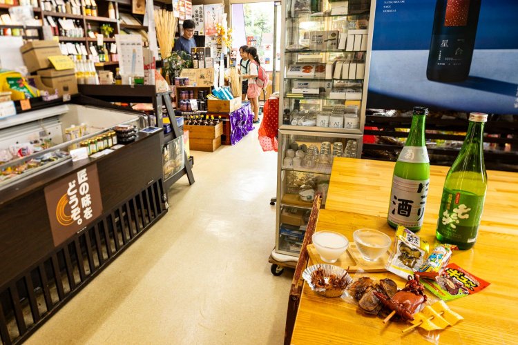 角打ち空間は冷蔵庫前の台。常時8～10種の日本酒を用意。日本酒飲み比べ60ml×2種400円。グラス120ml400円。