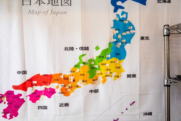 壁に貼られた地図に、中田さんが行脚した蔵元がマーキングされている。