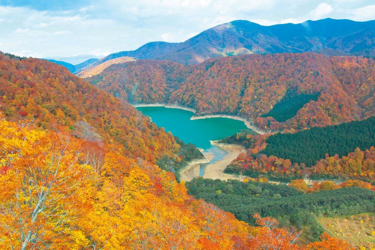 エメラルドグリーンの水面が美しい二居湖。