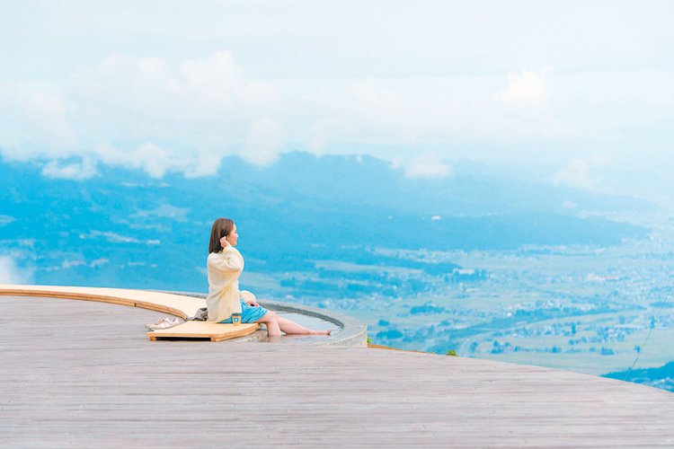 『kumo cafe』のオープンデッキでは、足湯に浸かり、眺望を楽しめる。