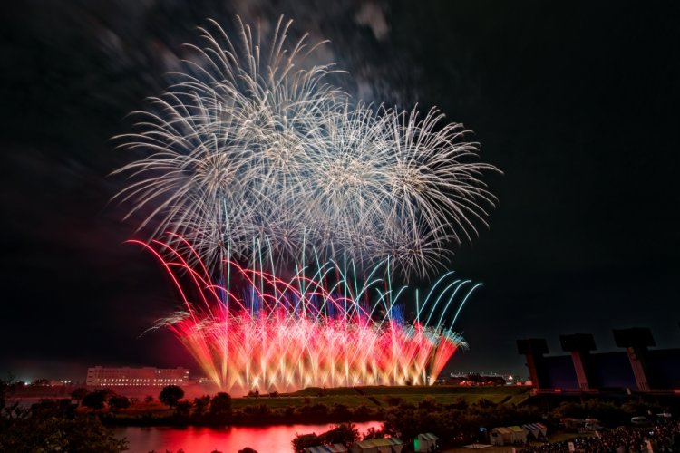 ムービングライトと音楽による演出も加わり、迫力ある花火を楽しめる。