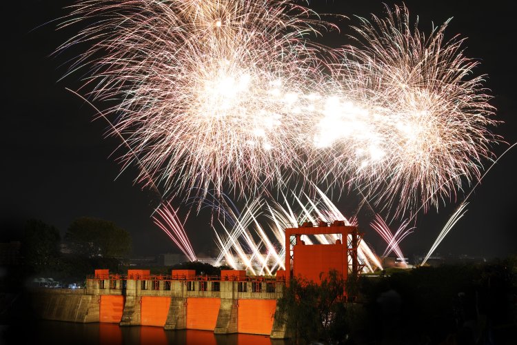 国の重要文化財に指定された赤水門と花火のコラボレーションは必見！
