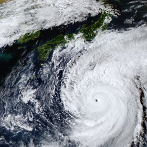 10月もまだまだ続く台風シーズン。散歩や外出時も油断大敵！前線に高潮……警戒したいポイントは？