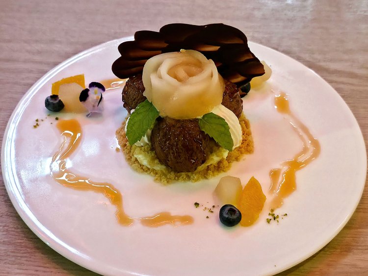 洋梨のムースを忍ばせたコーヒー薫るサントノーレ1650円。