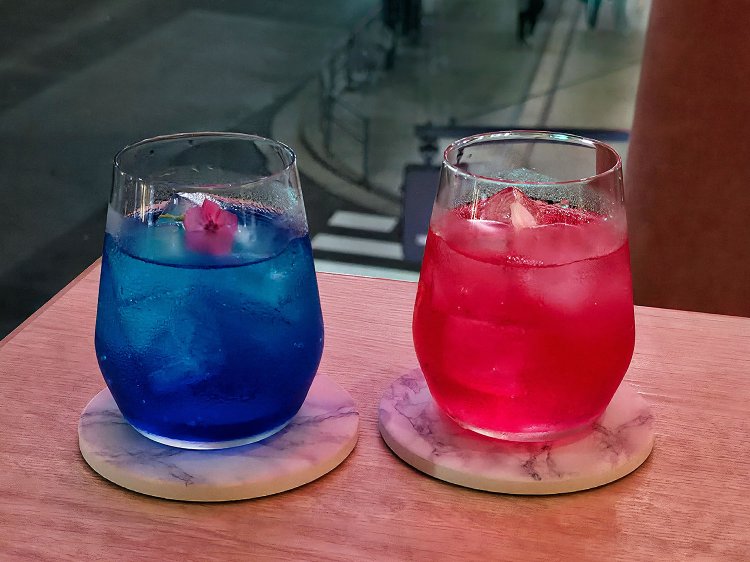 ベル〜ブルーライチソーダ、ビジュー～ピンク色のレモンソーダ各980円。