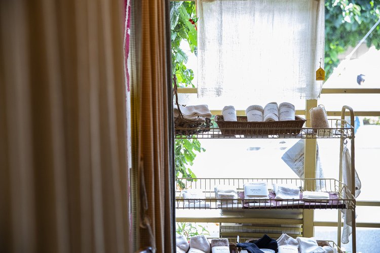 自然栽培綿はタオル1680円～や靴下1920円～もあり。