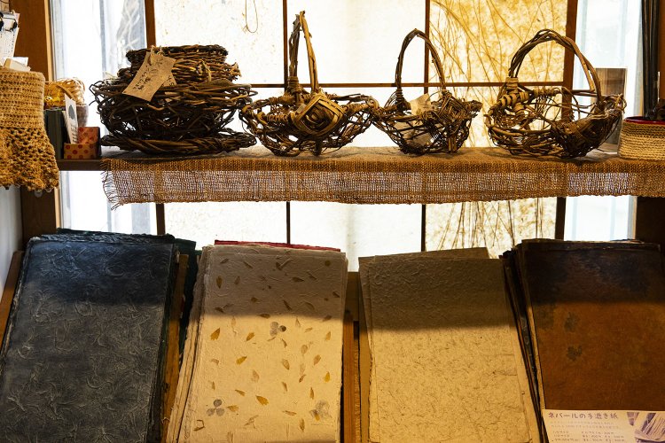 手漉き紙と並ぶカゴはワークショップ（要予約）の見本。