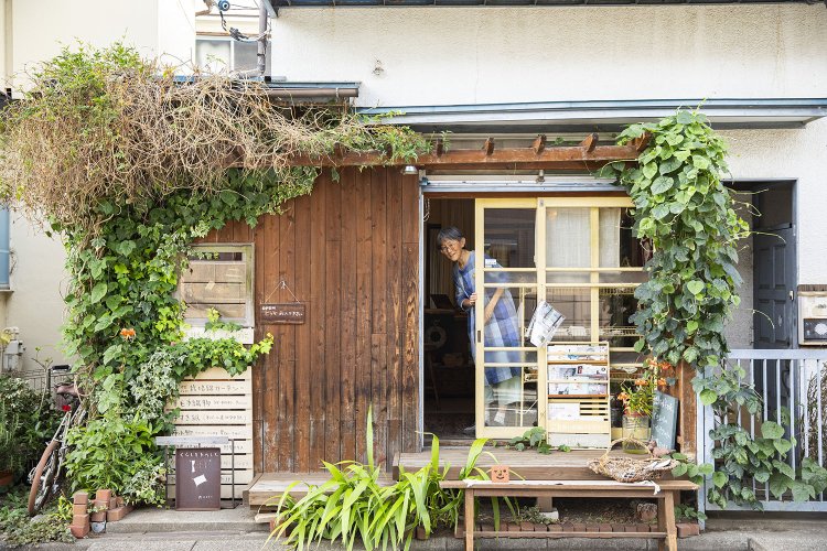 2軒長屋の一軒で、吉川さんがお出迎え。2階でワークショップも開催する。