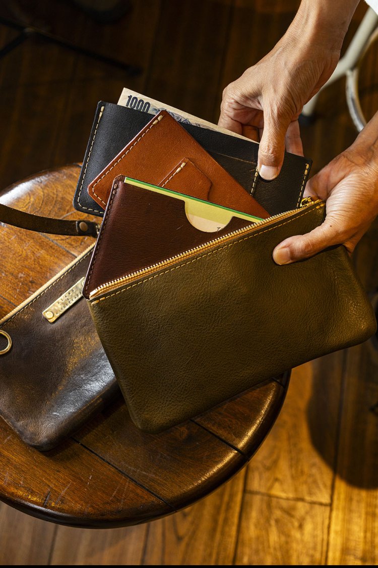 ポーチＭ6300円はパーツ（別売）を入れ替えて使える。金属の名入りプレートや紐、チャームを組み合わせれば唯一のアイテムに。