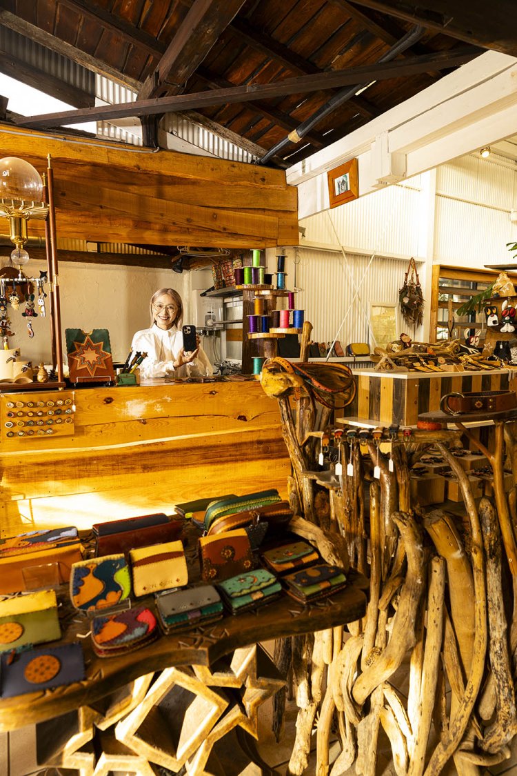 小川店長の愛用スマホケースは素材違いの黒一色。