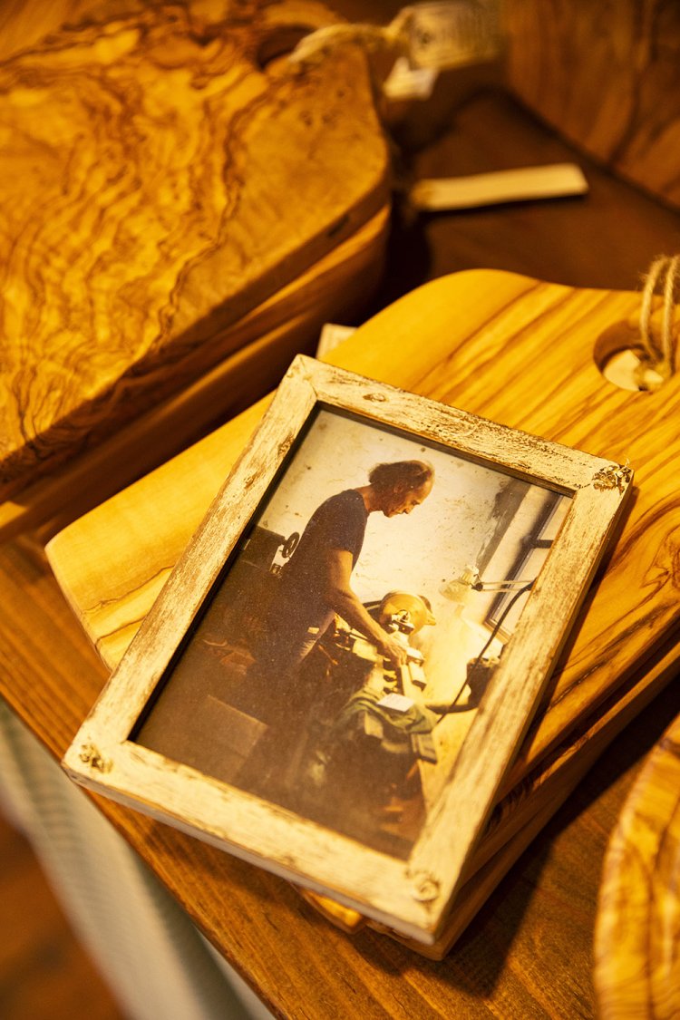 まな板7590円～。工房主のアレッサンドロさんの写真も飾る。