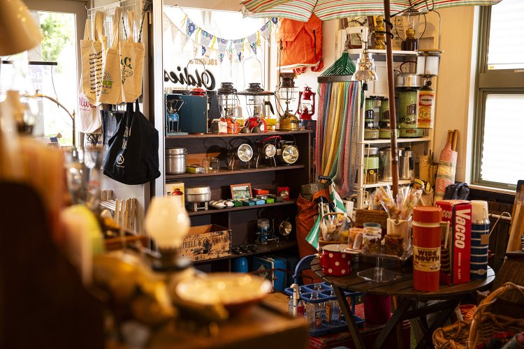 ビンテージのアウトドアグッズは必見。秋は出店や仕入れで休みに。