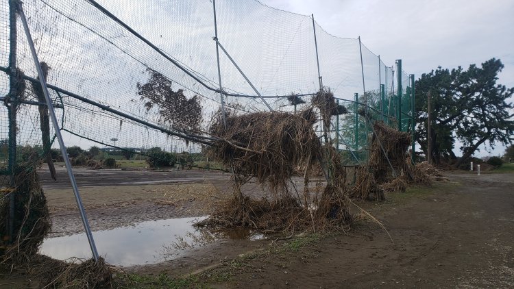 普段はサッカーなどを楽しめる多摩川の河川敷は、洪水により水浸しになり土砂も散乱した（2019年10月27日筆者撮影）。