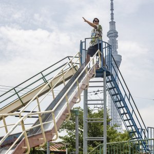 【ピエール瀧が行く ファンキー！公園】墨田区「京島南公園」巨大滑り台のてっぺんからスカイツリーを望む