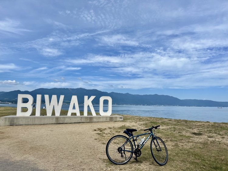 旅のお供のクロスバイクとBIWAKOモニュメント。