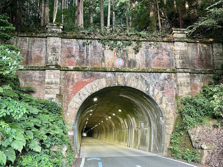 レンガ造りの賤ヶ岳隧道。