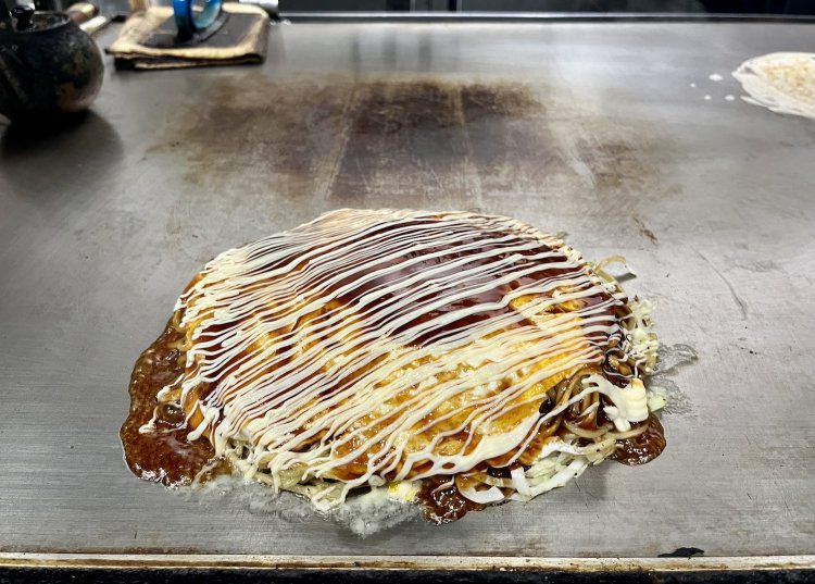 夕飯は宿のオーナーさんおすすめのお好み焼き屋へ。ここで町の話をいろいろ聞いた。