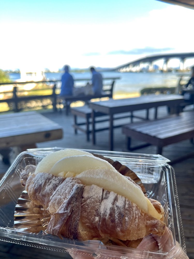 『道の駅 びわ湖大橋米プラザ』で地元の梨を使ったクロワッサンサンドをいただく。外は気持ちがよいがトンビに注意！