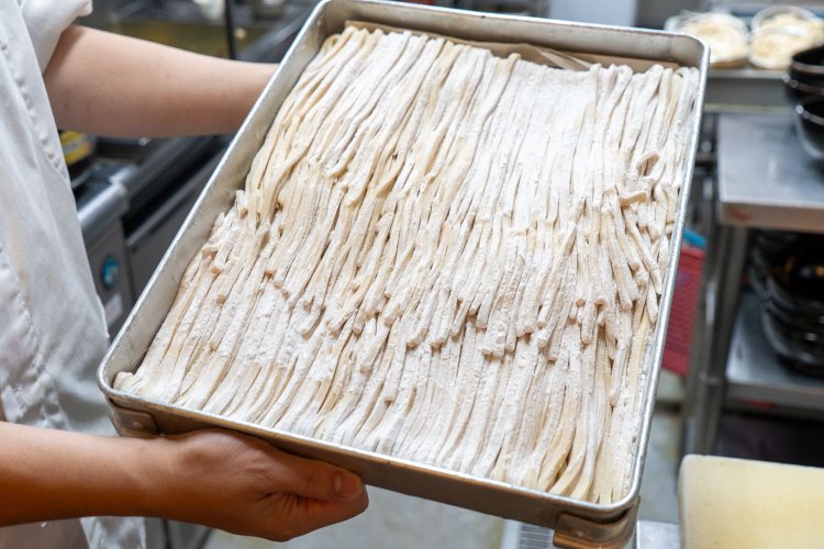 毎日製麺するうどん。