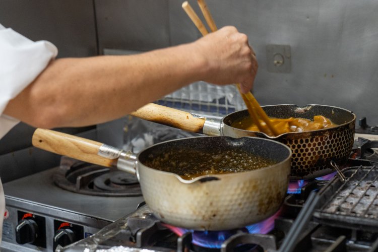 厨房で1〜2人前ずつ調理されていく。