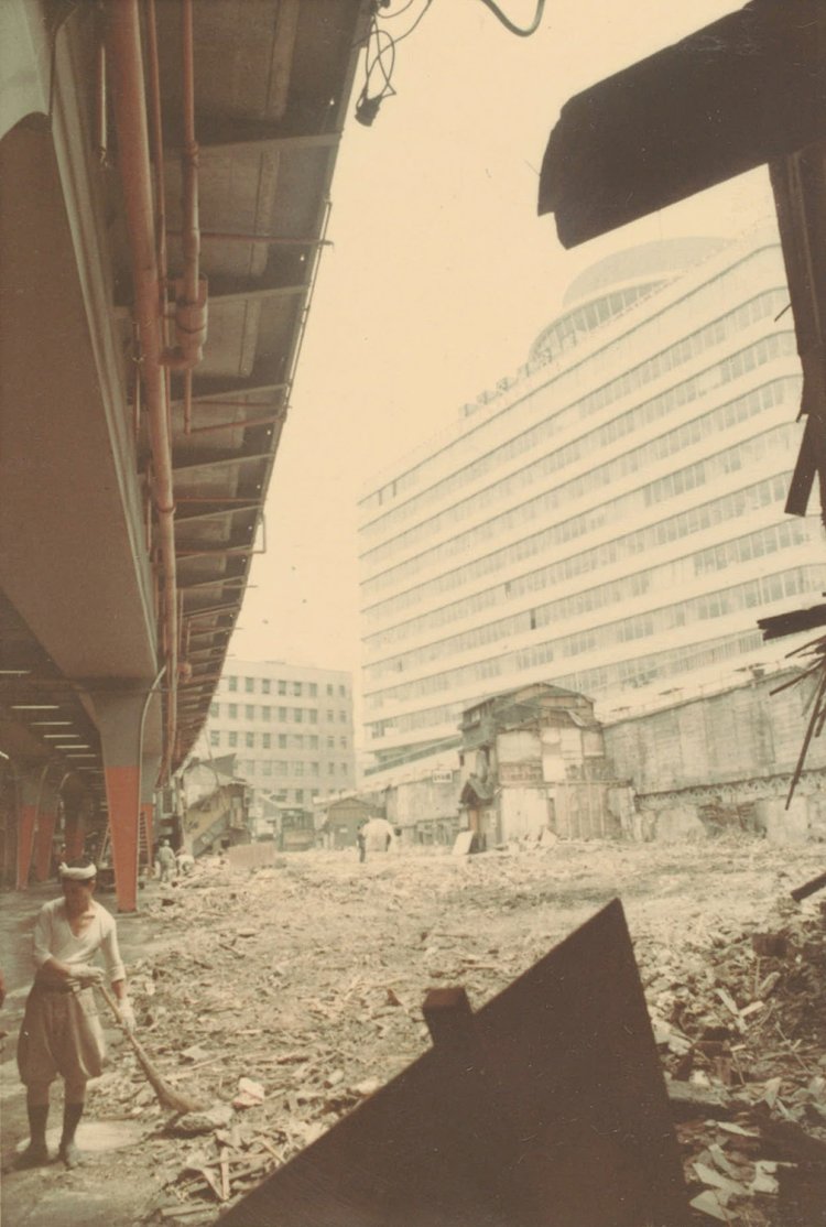 取り壊される「すしや横丁」。奥に先に完成した東京交通会館が見える（写真提供＝東京交通会館）。