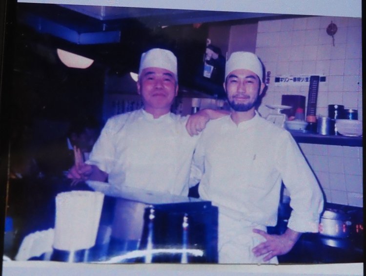先代とともに写る『あけぼの』店主の中村文造さん（右／写真提供＝中村さん）。