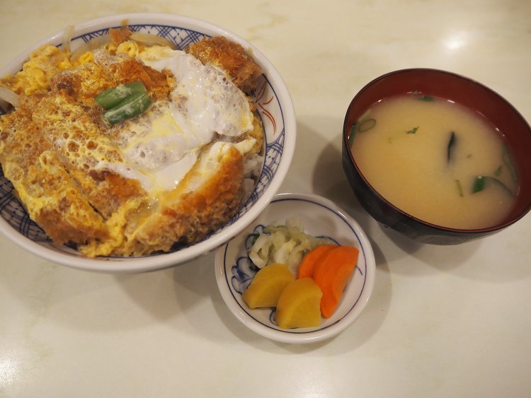 かつ丼はみそ汁、自家製漬物が付いて1000円。