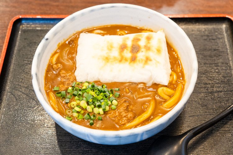 餅入り牛かれーうどん1690円。餅は半分の小もある。