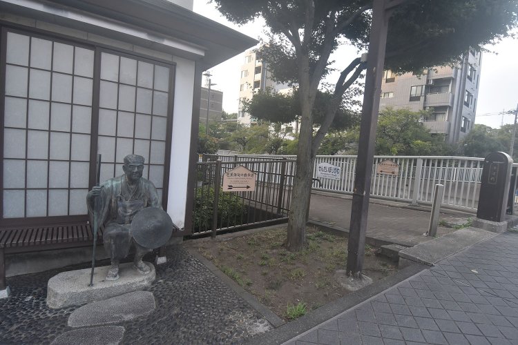 松尾芭蕉が『おくの細道』の旅に出発したのが深川であった。海辺橋の橋台地には濡縁に腰掛けた旅姿の芭蕉像が設置されている。