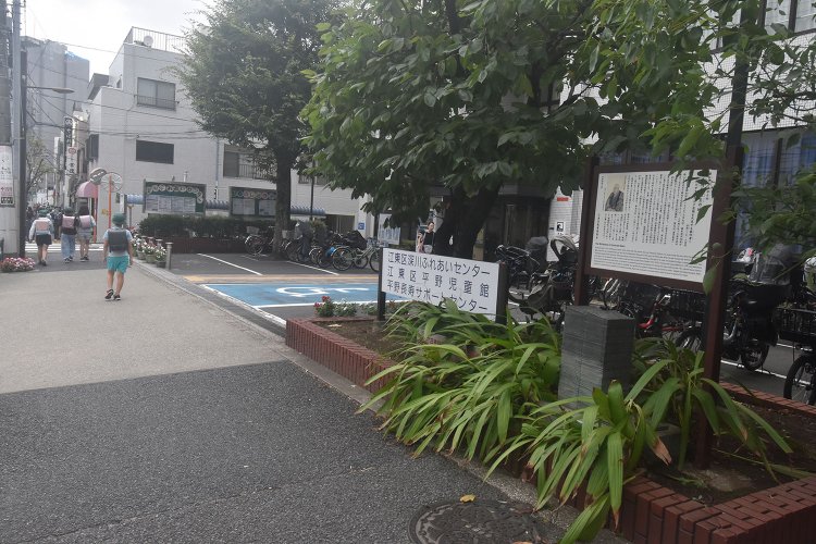 清澄通り沿いにある江東区ふれあいセンター・平野児童館前に立つ「曲亭馬琴誕生の地碑」。