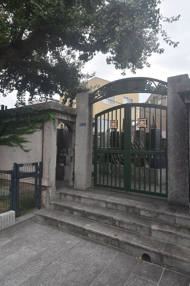 墓苑の門上のアーチにあった「一乗院」の名前がなくなっているので注意。