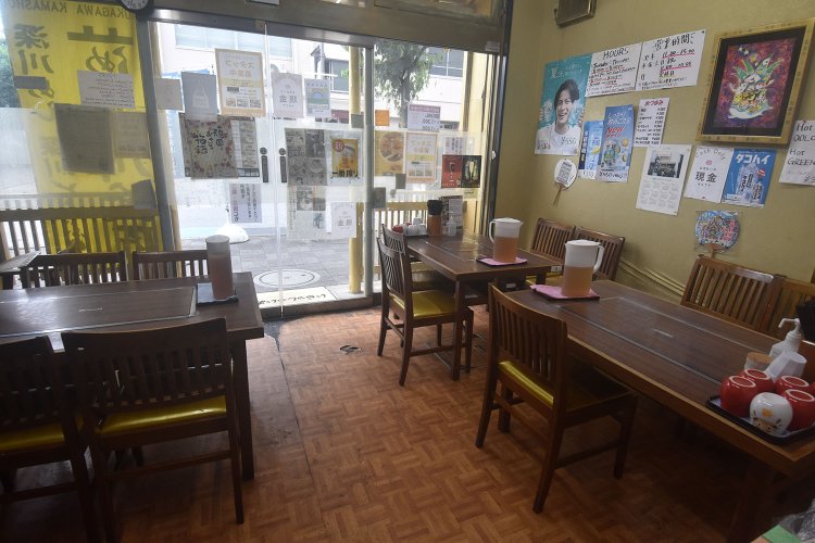 店内は1階がテーブル席、2階と3階は座敷で個室もあり。