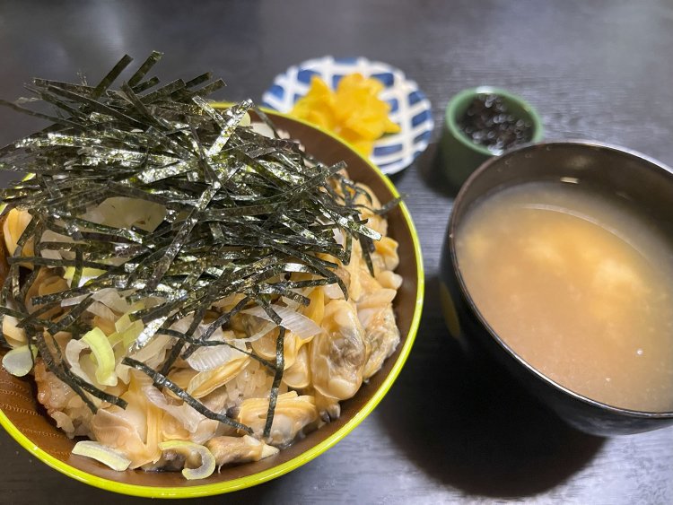 「深川めし」はお新香、味噌汁、小付が付いて1490円。