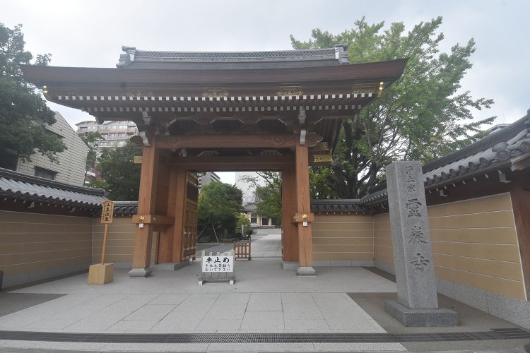 立派な山門が目印になる霊巌寺。