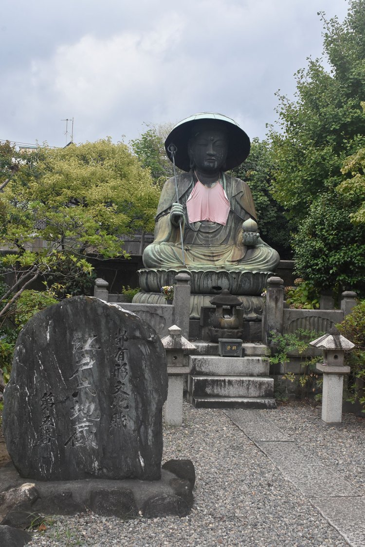 その大きさに目を奪われる「銅造地蔵菩薩坐像」。