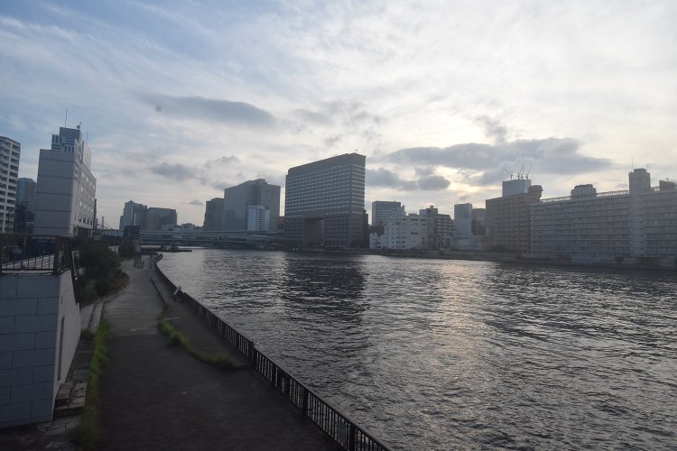 清洲橋から眺めた隅田川。川沿いを南へと向かう。