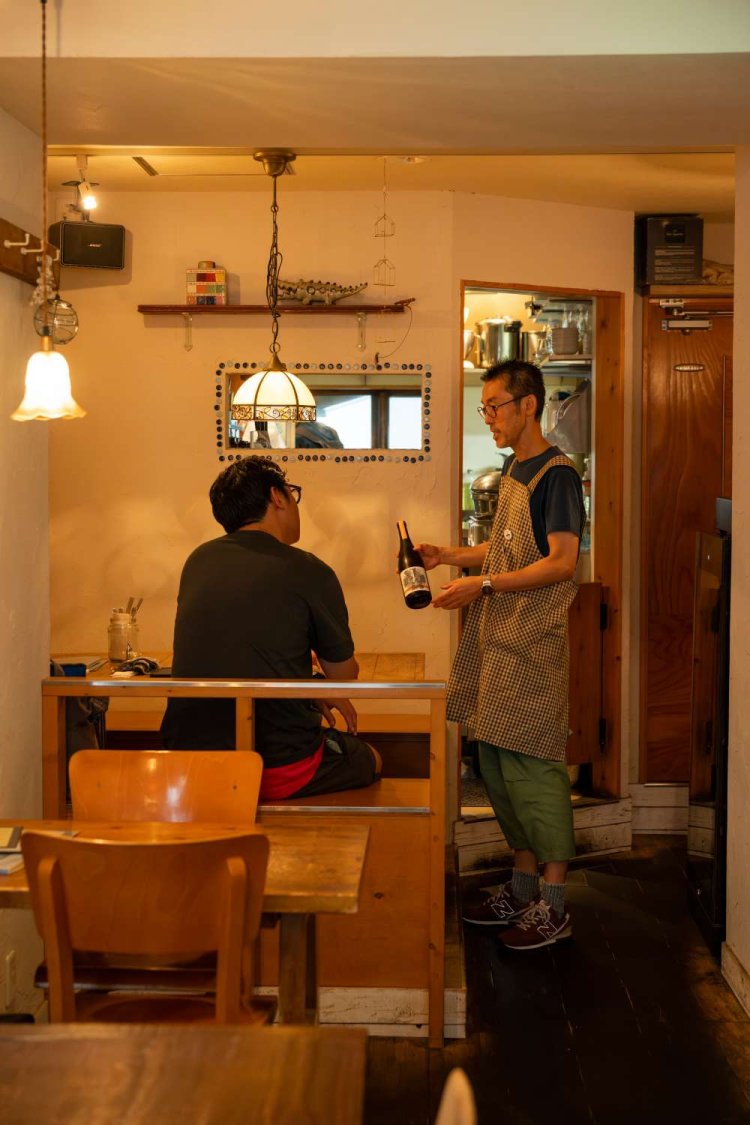 店主の湯原さんは一見寡黙だが、なんでも丁寧に答えてくれる。