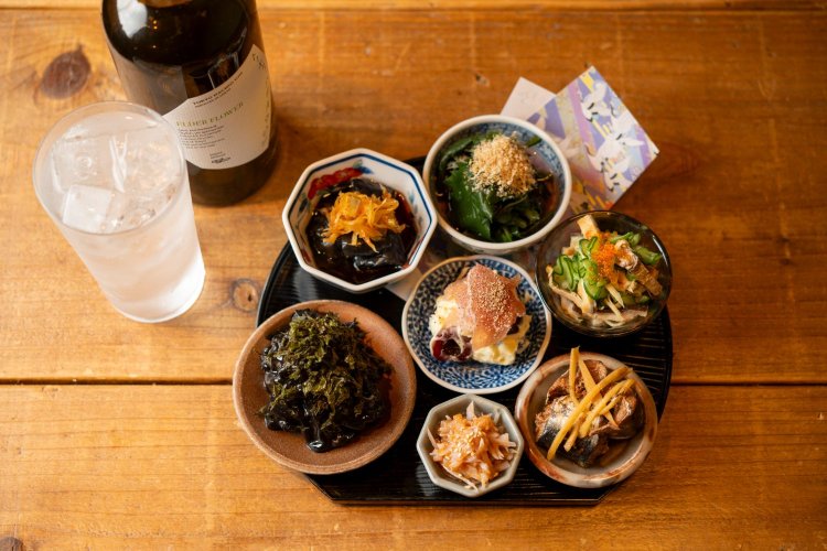 目にも楽しいおばんざい盛り2180 円（4人前）。おすすめはいちじくバター。